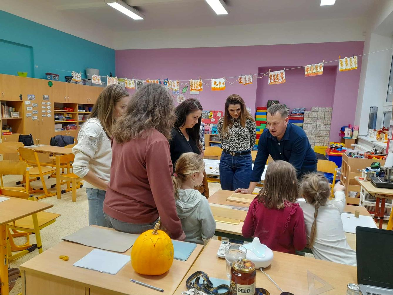 VÝROBA SVÍČEK - DRUŽINKY 1.a 2. oddělení - 2