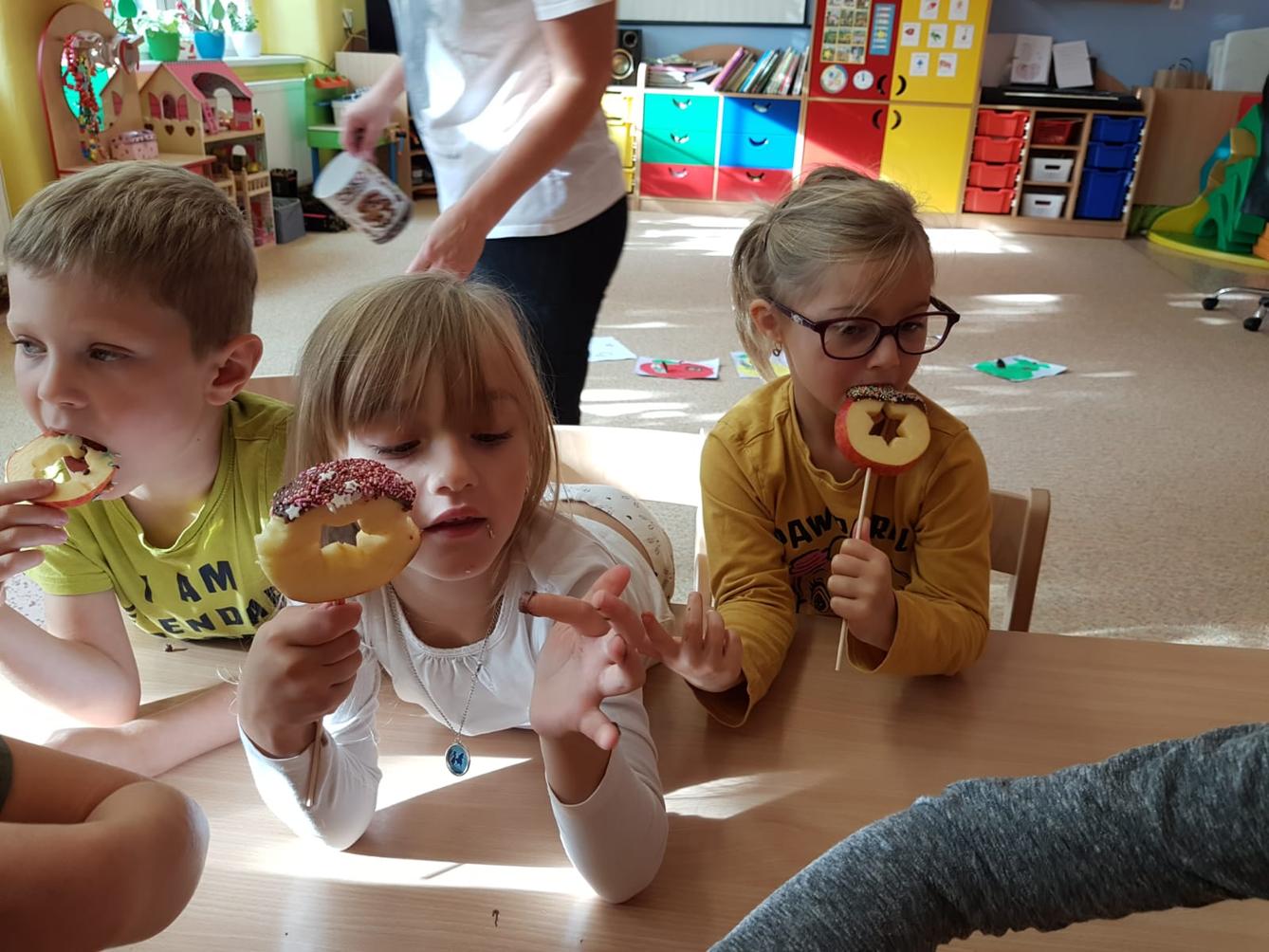 SOVIČKY: ,,ČAS JABLÍČKOVÉ VŮNĚ" - 1