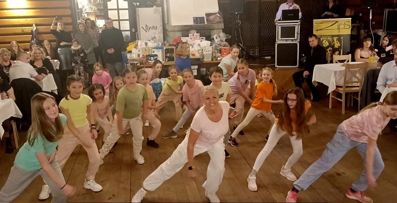 24. 2. Předtančení na plese SRPŠ - 1