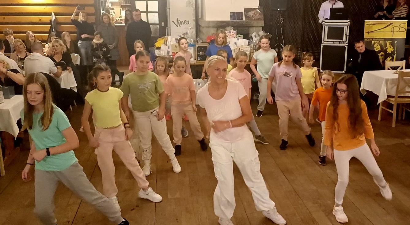 24. 2. Předtančení na plese SRPŠ - 2