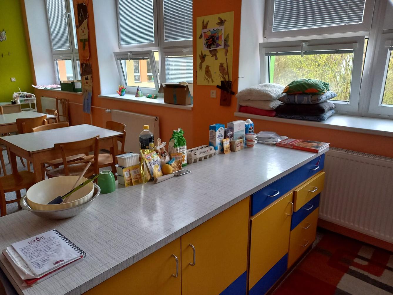 Prvňáčci pečou pro maminky - 1