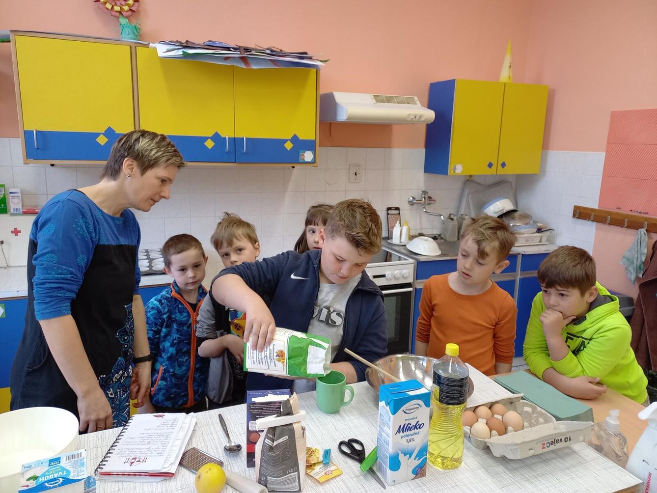 Prvňáčci pečou pro maminky - 4