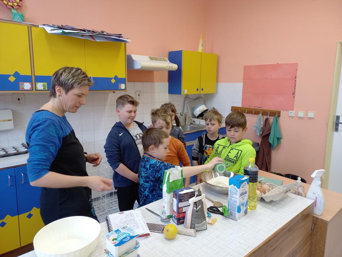 Prvňáčci pečou pro maminky - 5