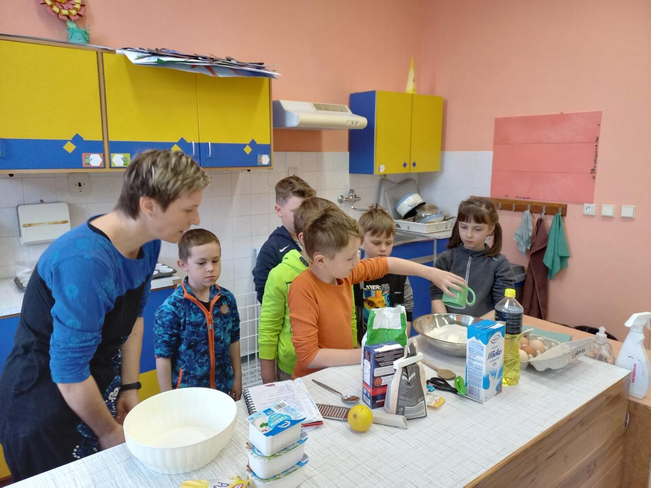 Prvňáčci pečou pro maminky - 6