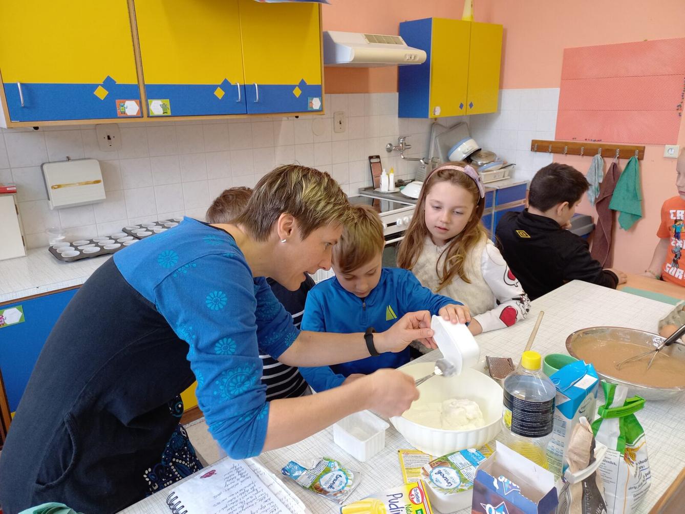 Prvňáčci pečou pro maminky - 11
