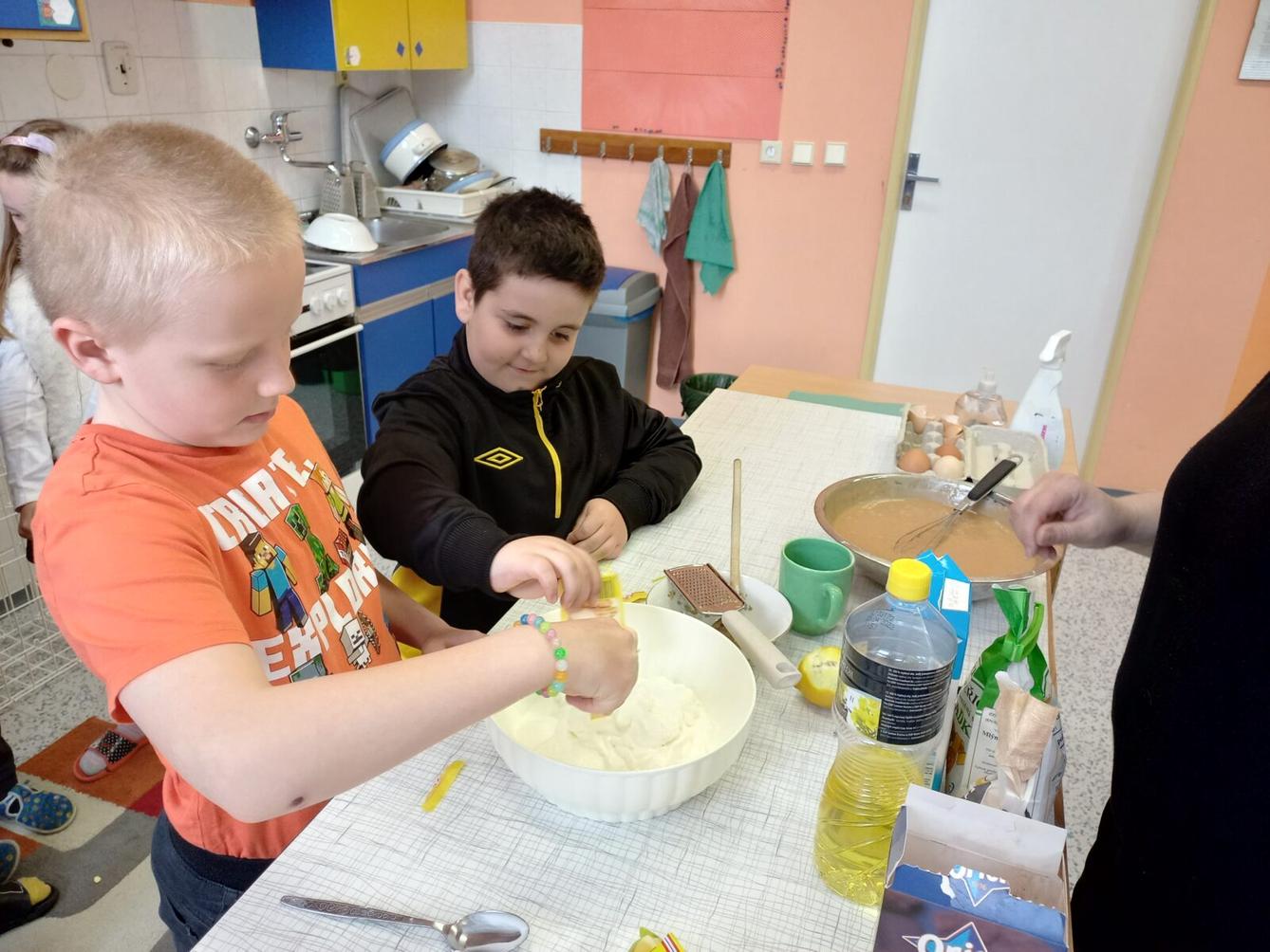 Prvňáčci pečou pro maminky - 12