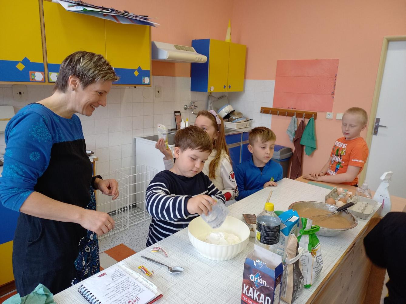 Prvňáčci pečou pro maminky - 13