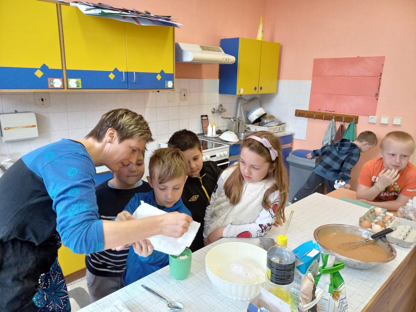 Prvňáčci pečou pro maminky - 15