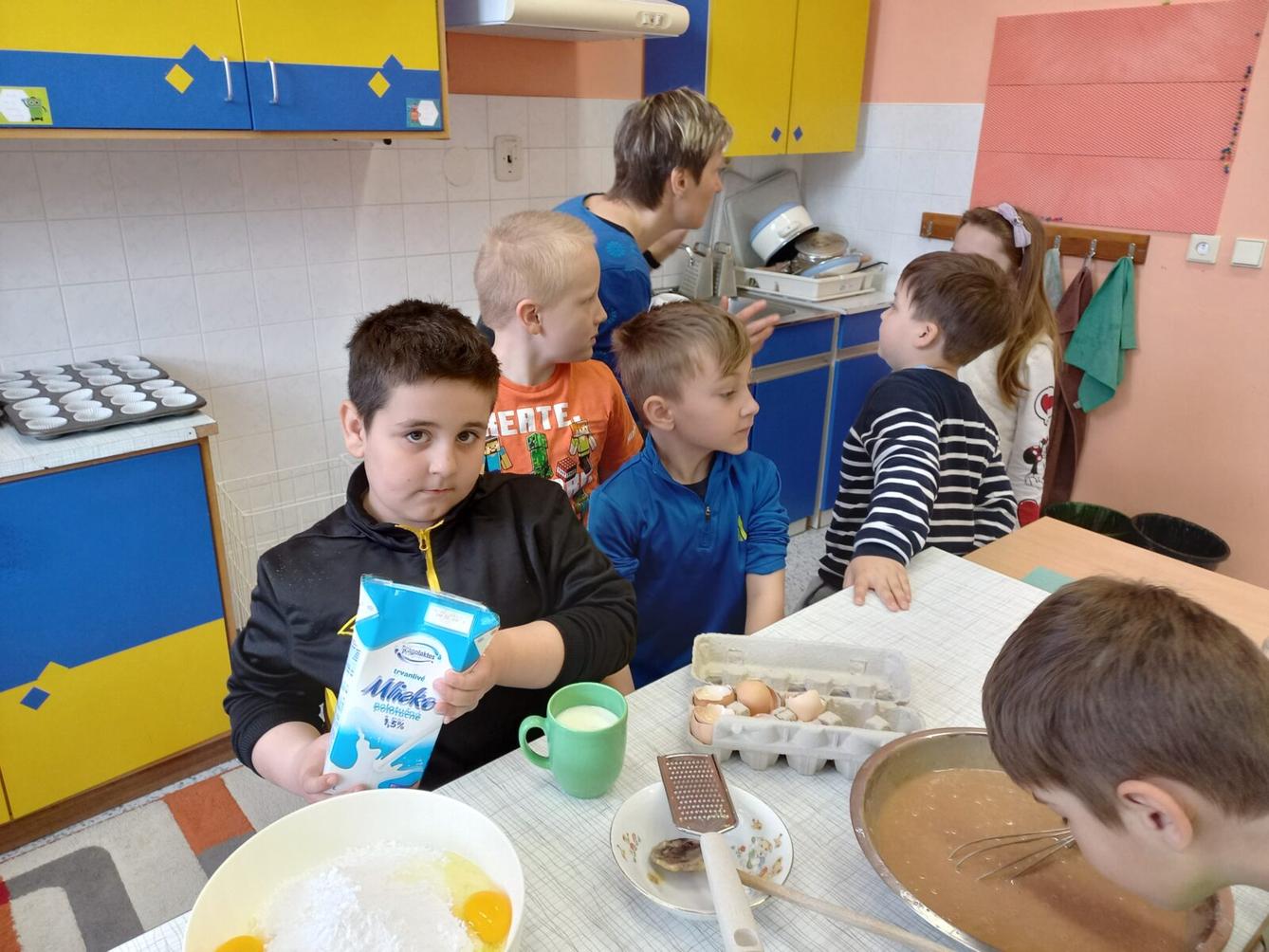 Prvňáčci pečou pro maminky - 16