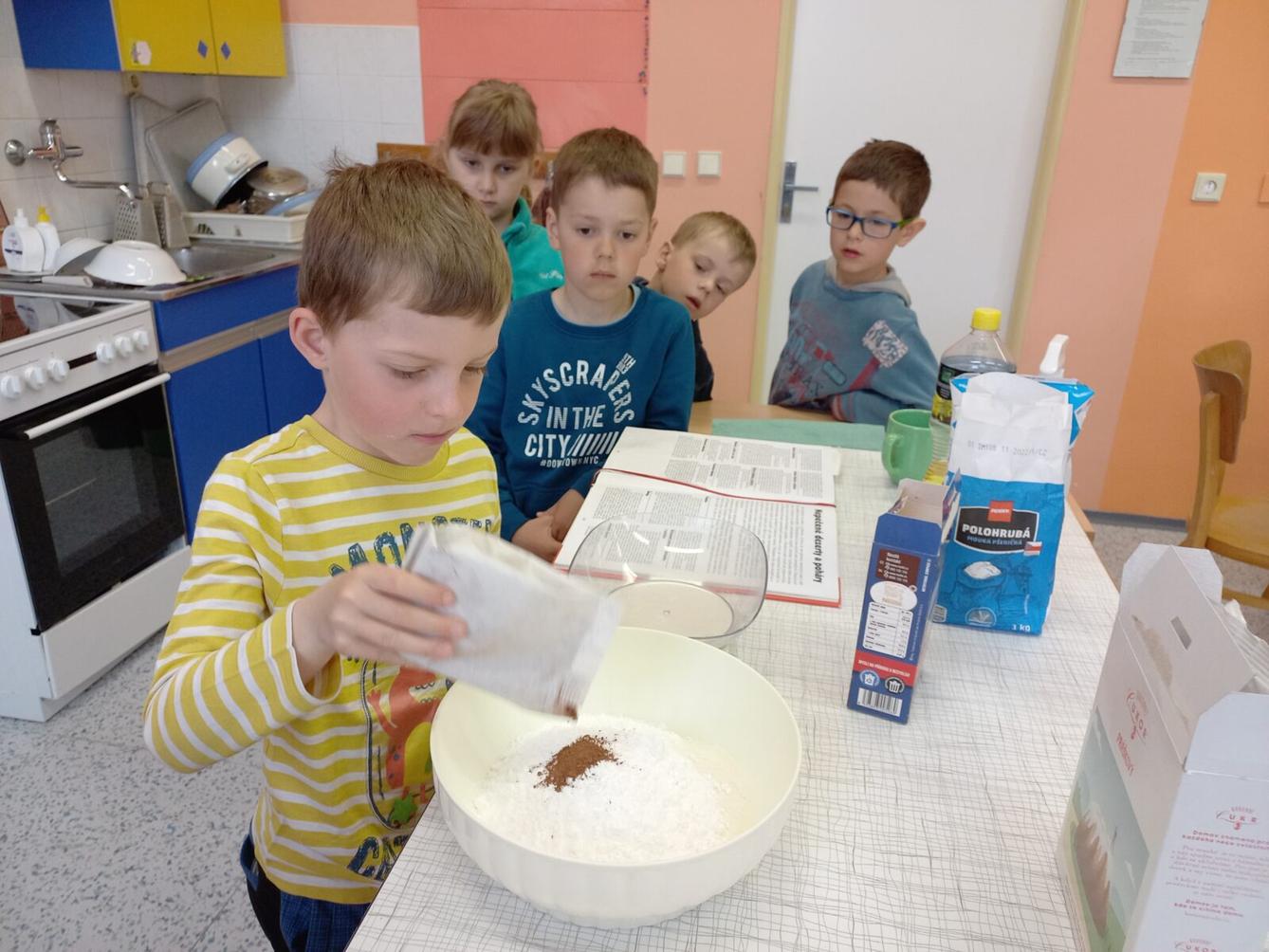 Prvňáčci pečou pro maminky - 20