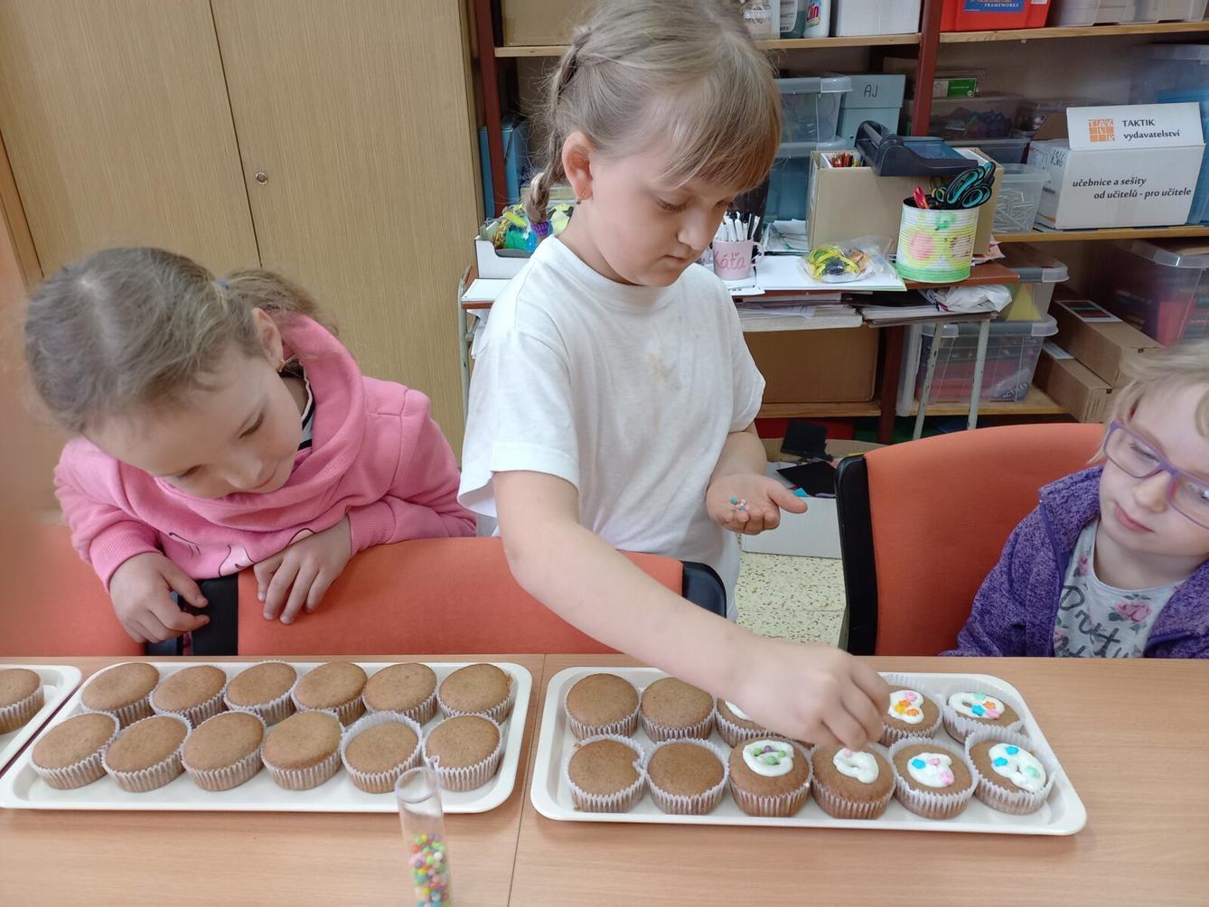 Prvňáčci pečou pro maminky - 25