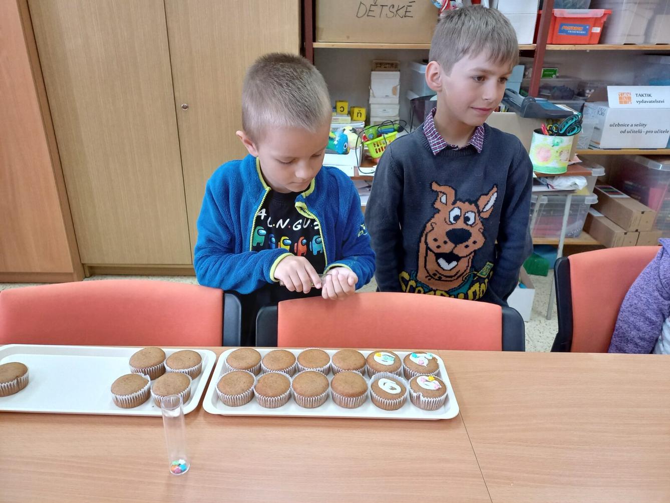 Prvňáčci pečou pro maminky - 27