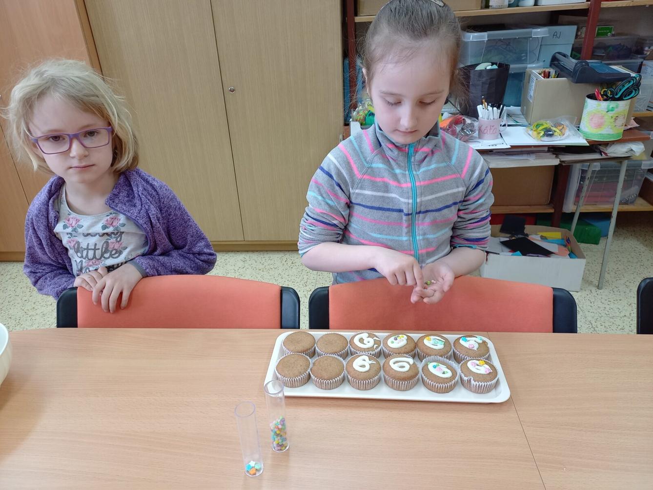 Prvňáčci pečou pro maminky - 28