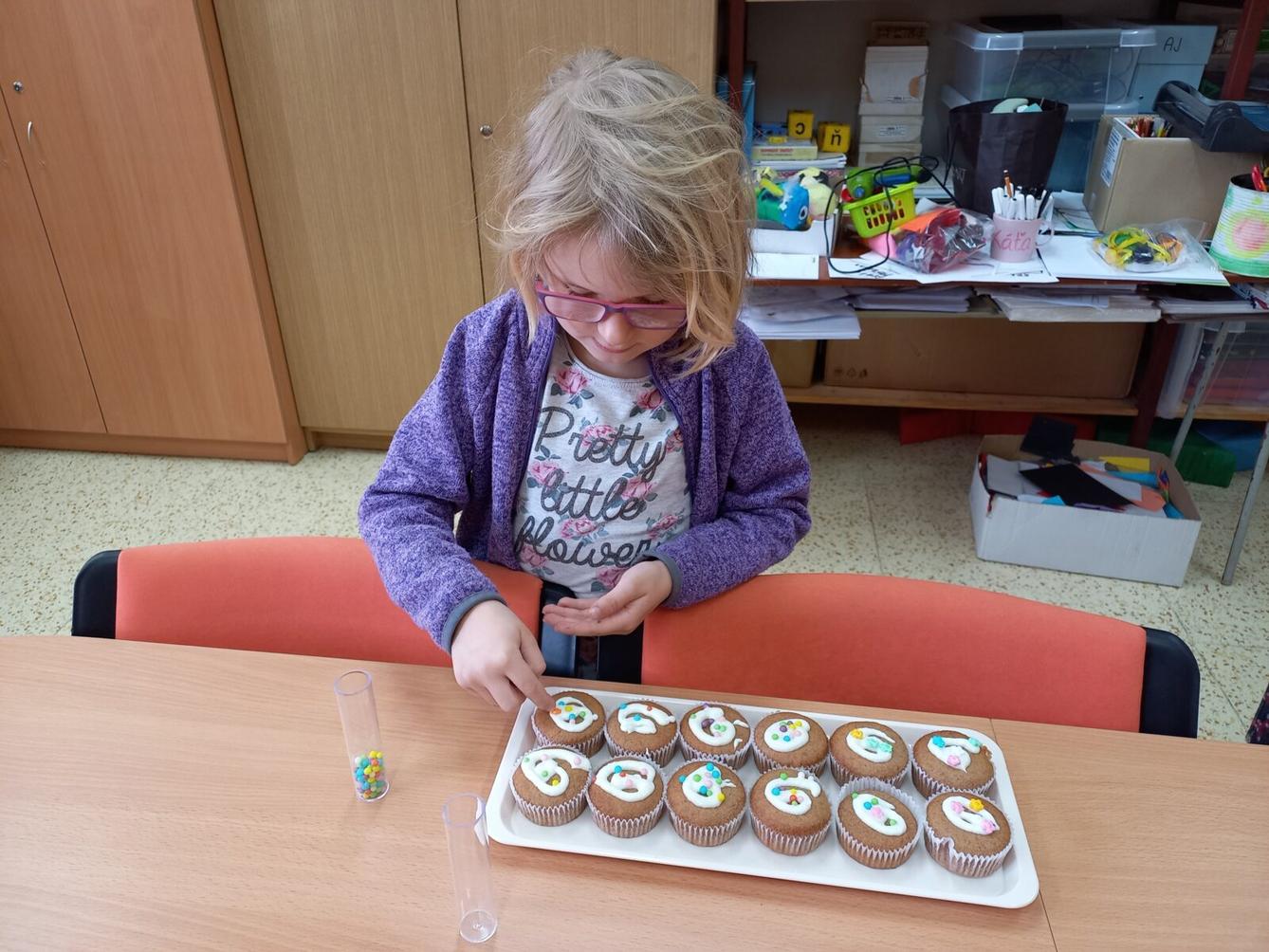 Prvňáčci pečou pro maminky - 29