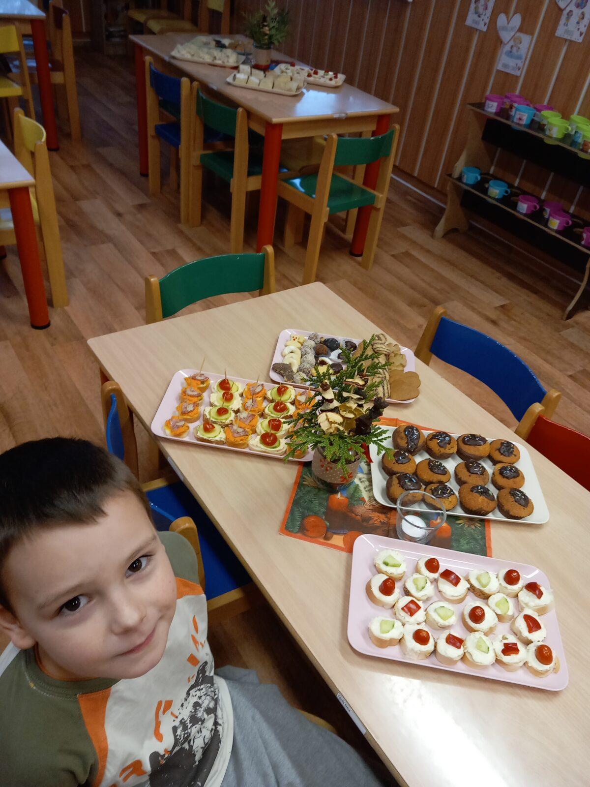 Vánoční setkání s rodiči - společné tvoření, hledání vánočního pokladu, zpívání koled, ochutnávka cukroví a punče... - 1