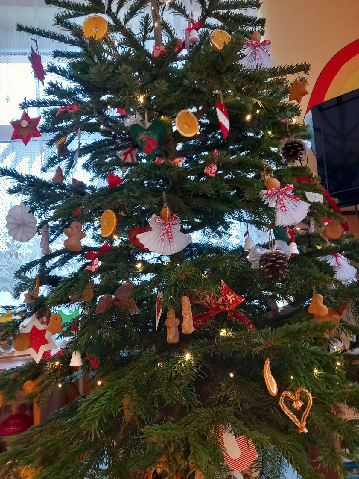 Vánoční setkání s rodiči - společné tvoření, hledání vánočního pokladu, zpívání koled, ochutnávka cukroví a punče... - 7