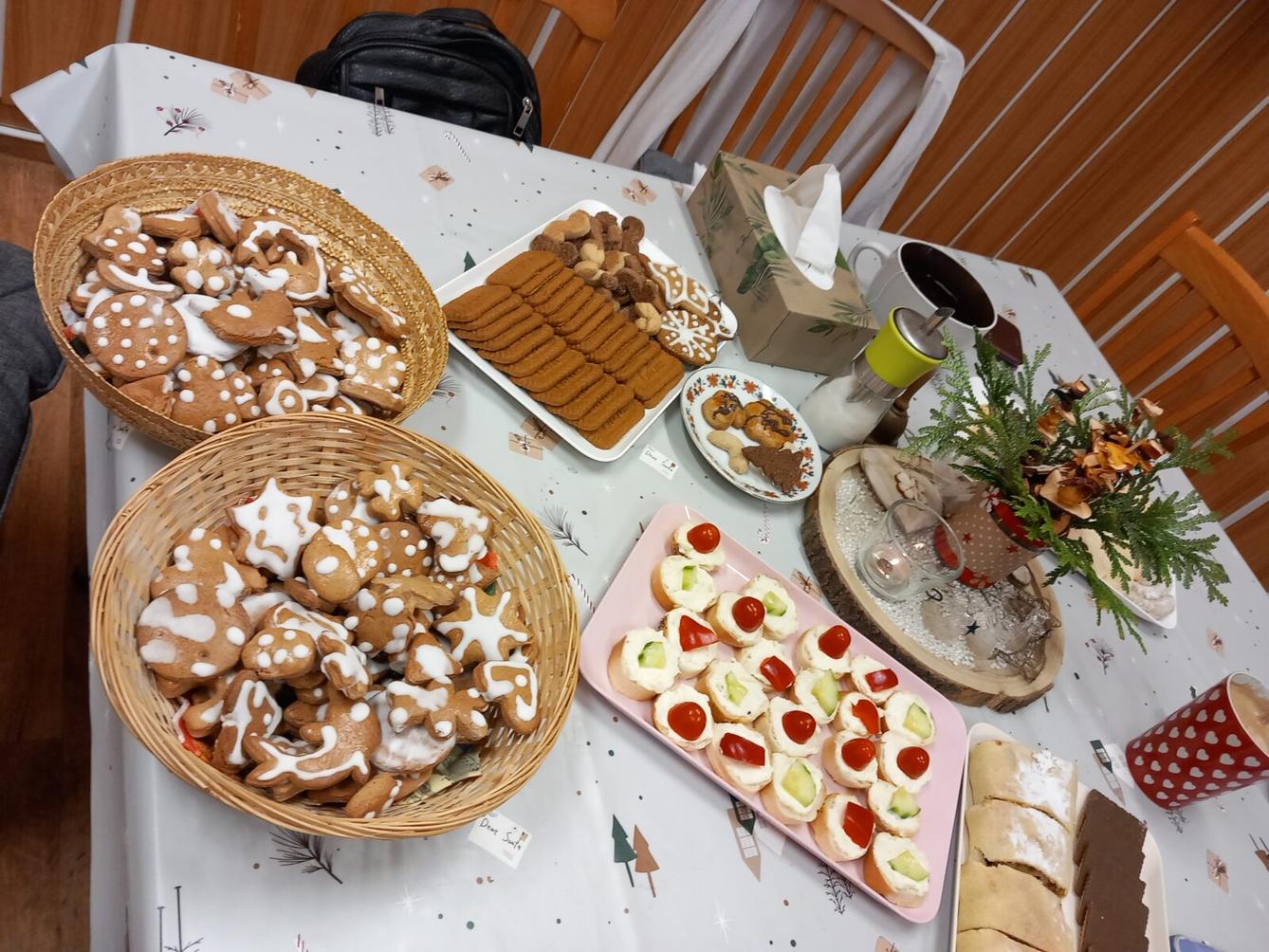 Vánoční setkání s rodiči - společné tvoření, hledání vánočního pokladu, zpívání koled, ochutnávka cukroví a punče... - 9