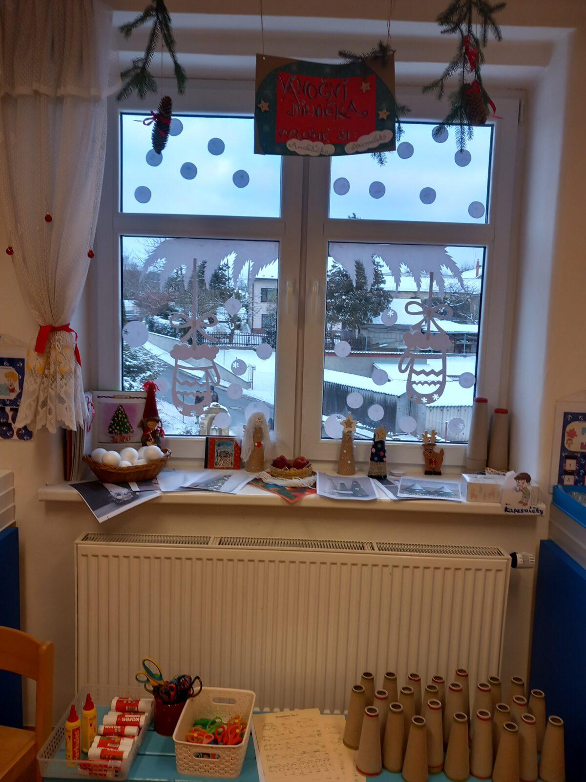 Vánoční setkání s rodiči - společné tvoření, hledání vánočního pokladu, zpívání koled, ochutnávka cukroví a punče... - 11