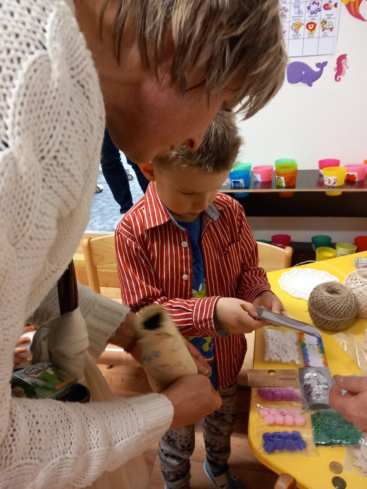 Vánoční setkání s rodiči - společné tvoření, hledání vánočního pokladu, zpívání koled, ochutnávka cukroví a punče... - 18