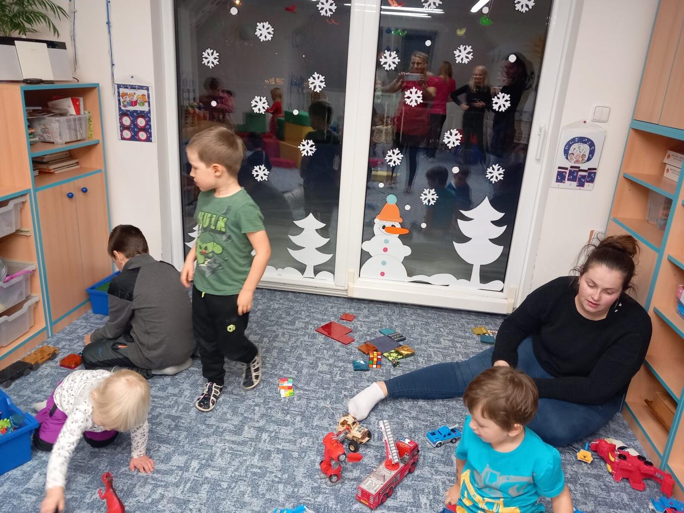 Vánoční setkání s rodiči - společné tvoření, hledání vánočního pokladu, zpívání koled, ochutnávka cukroví a punče... - 31