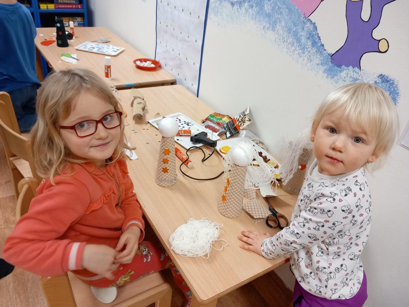 Vánoční setkání s rodiči - společné tvoření, hledání vánočního pokladu, zpívání koled, ochutnávka cukroví a punče... - 40