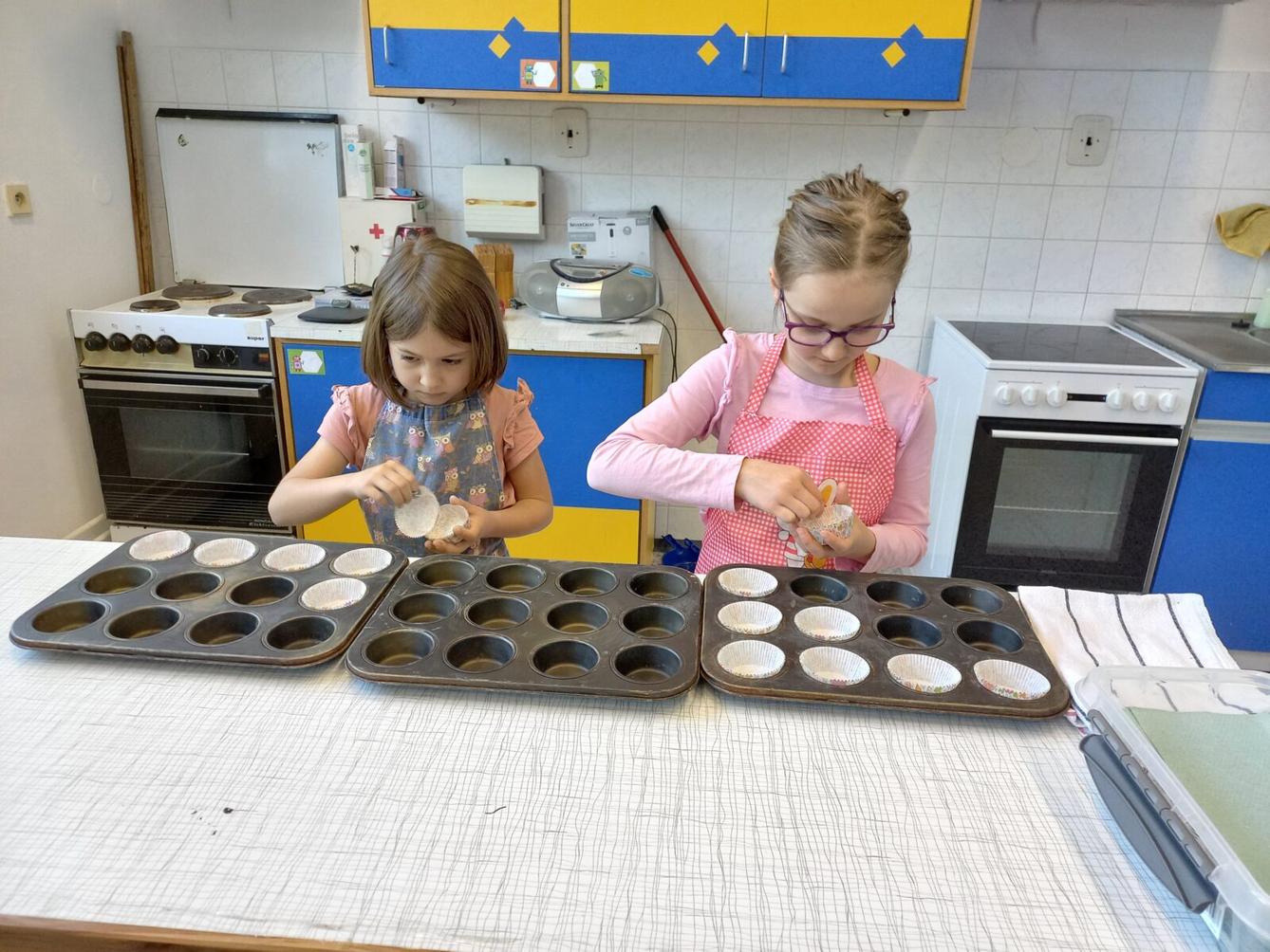 Prvňáčci pečou pro maminky - 1