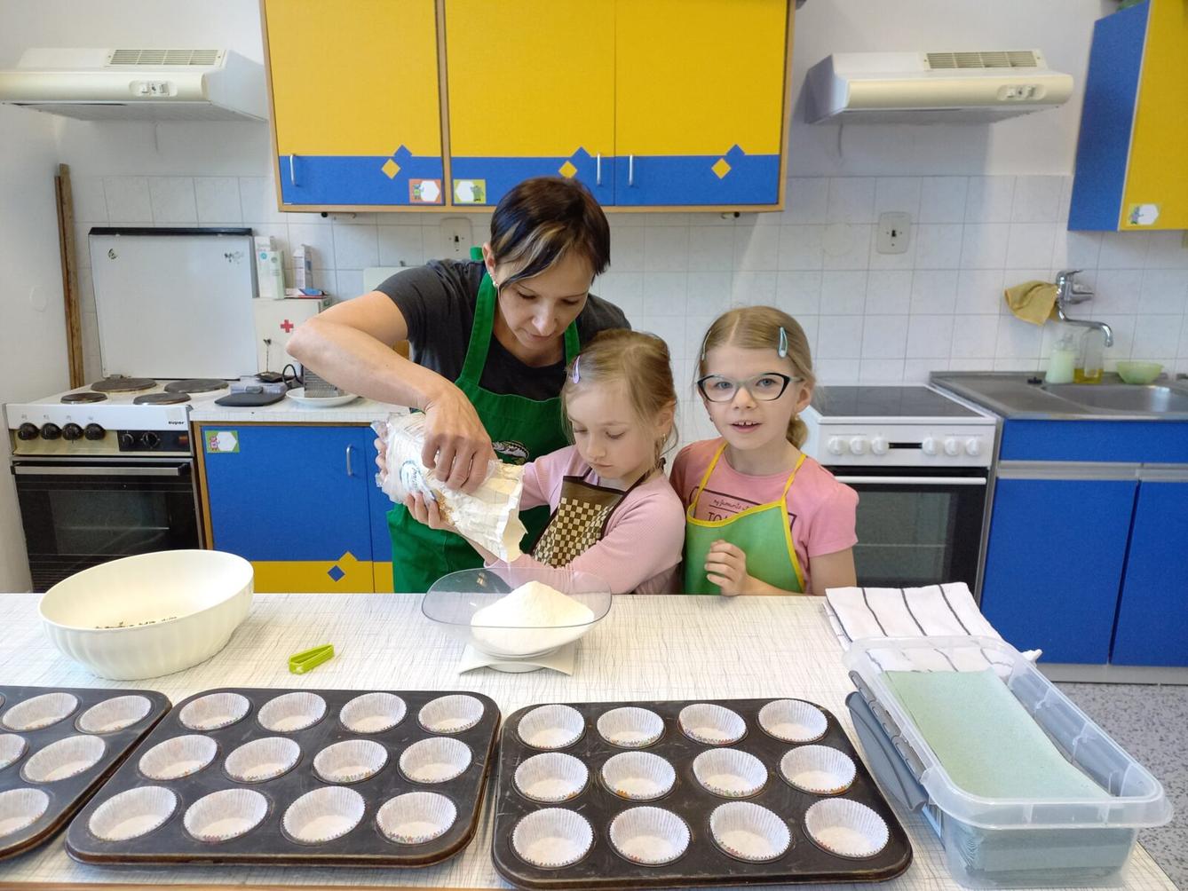 Prvňáčci pečou pro maminky - 2