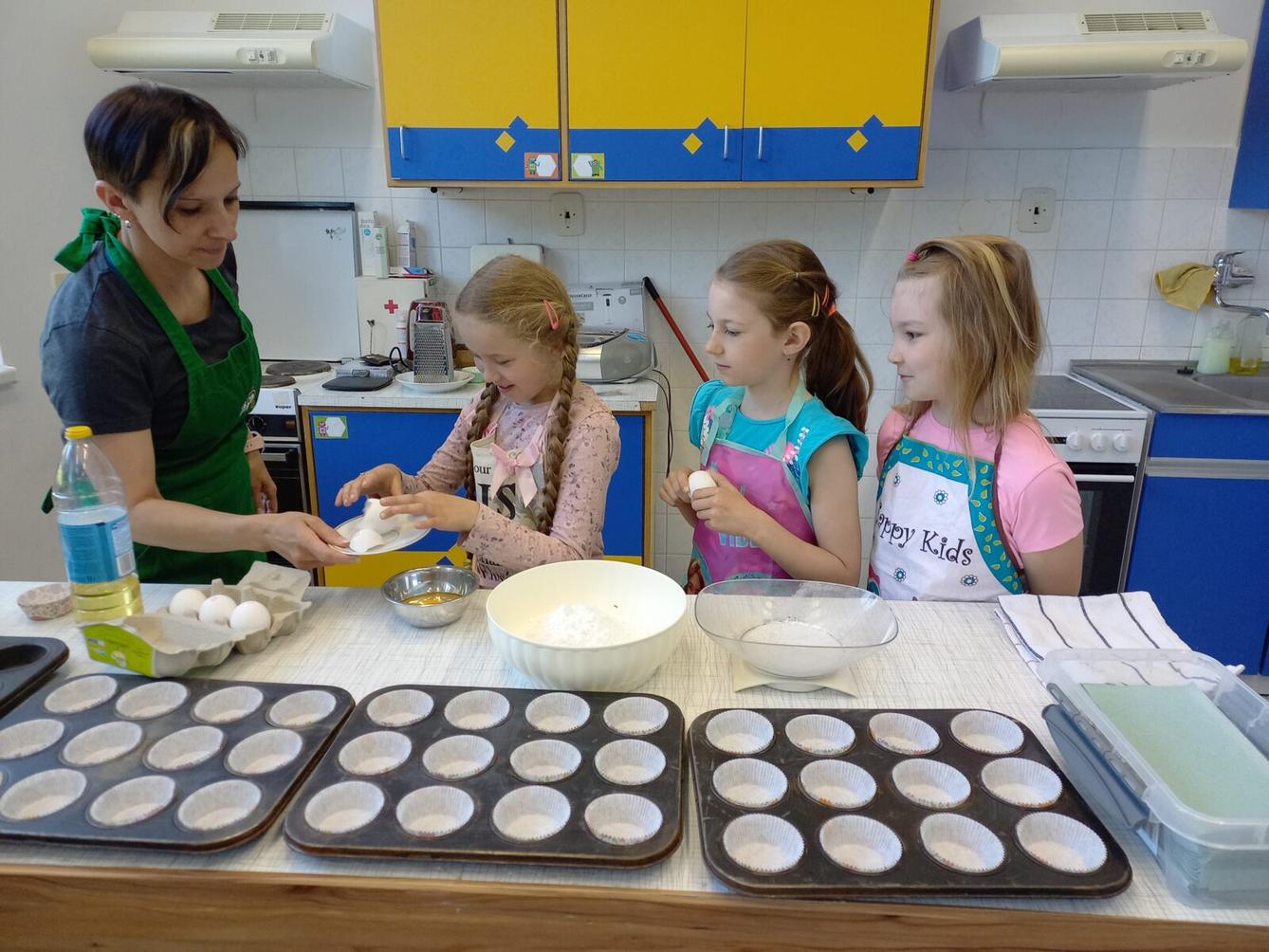 Prvňáčci pečou pro maminky - 3