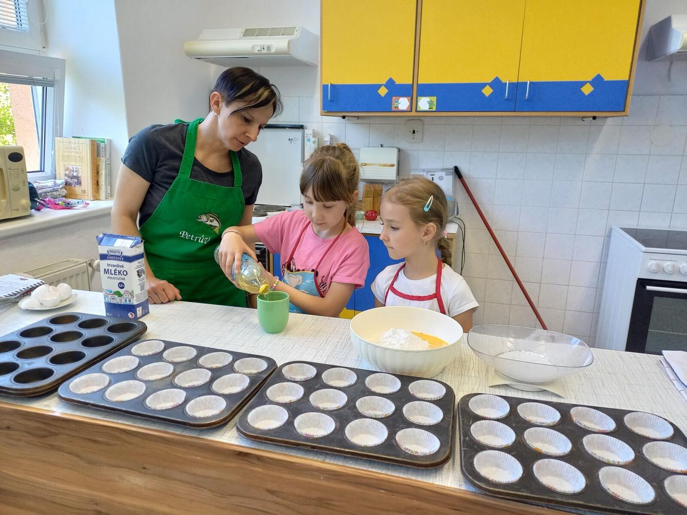 Prvňáčci pečou pro maminky - 4