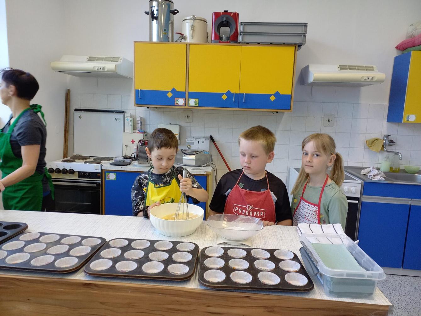 Prvňáčci pečou pro maminky - 6