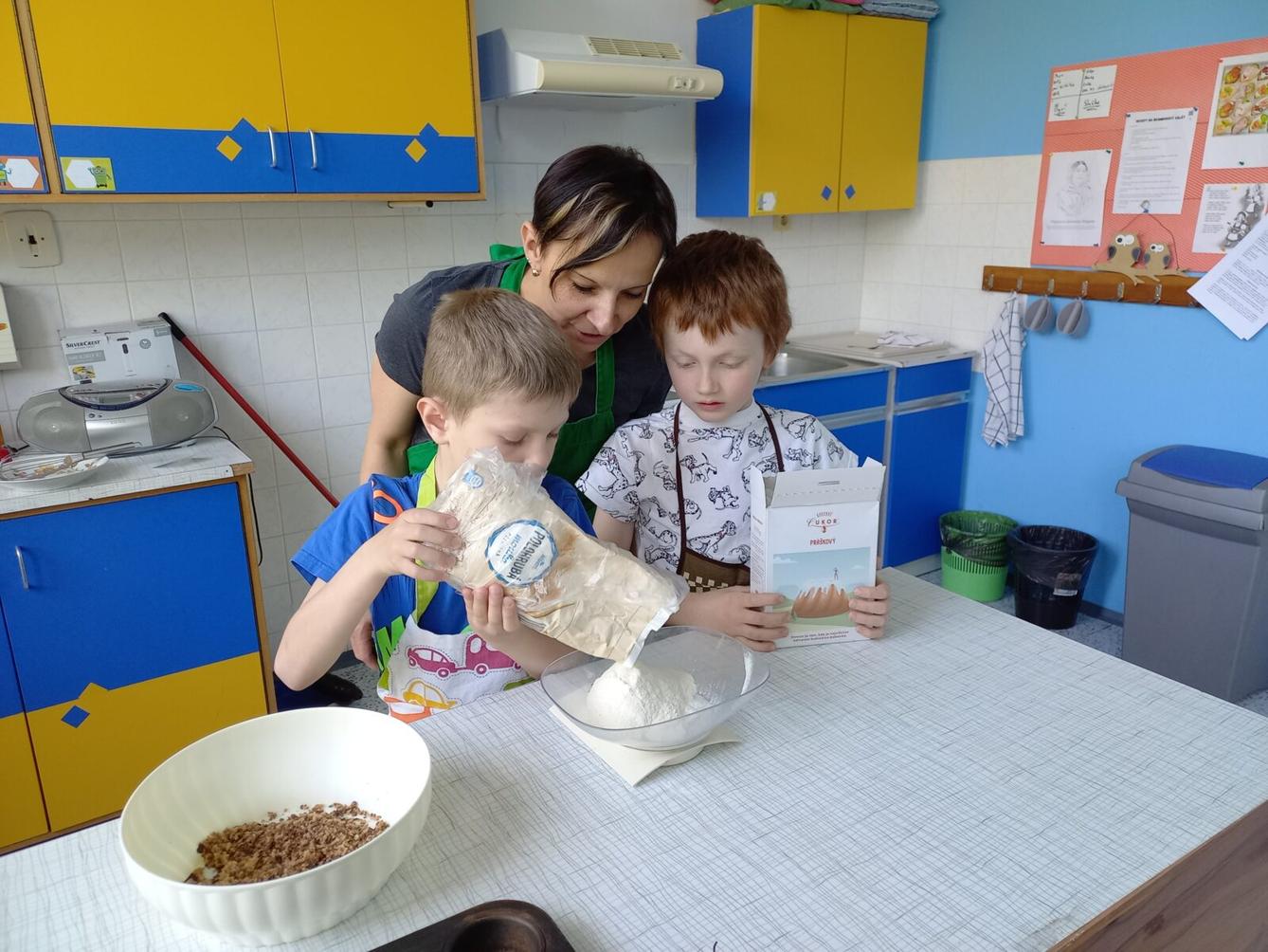 Prvňáčci pečou pro maminky - 8