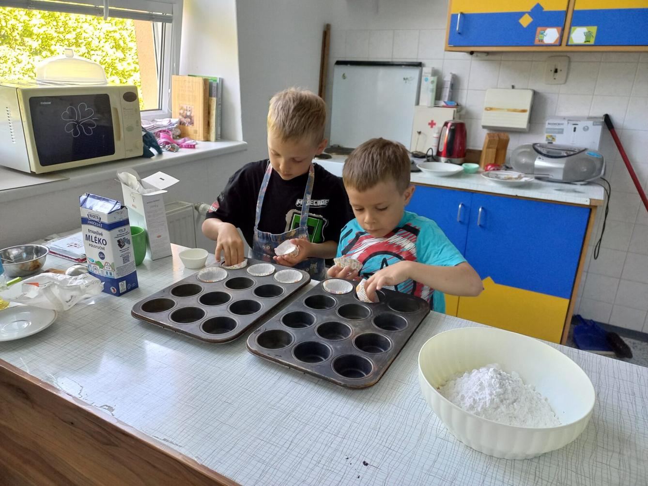 Prvňáčci pečou pro maminky - 9