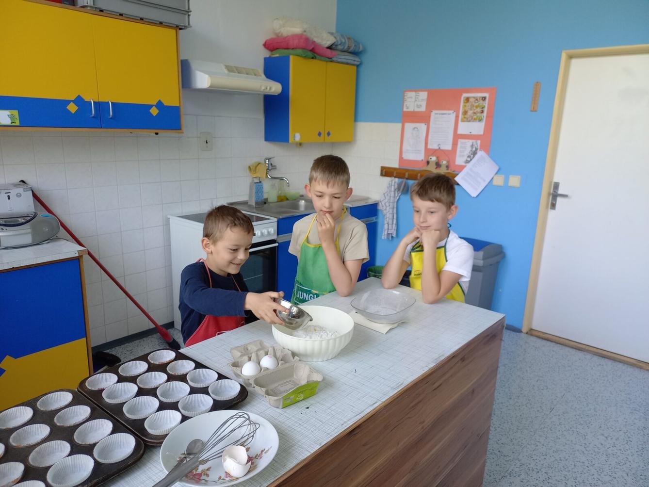 Prvňáčci pečou pro maminky - 10