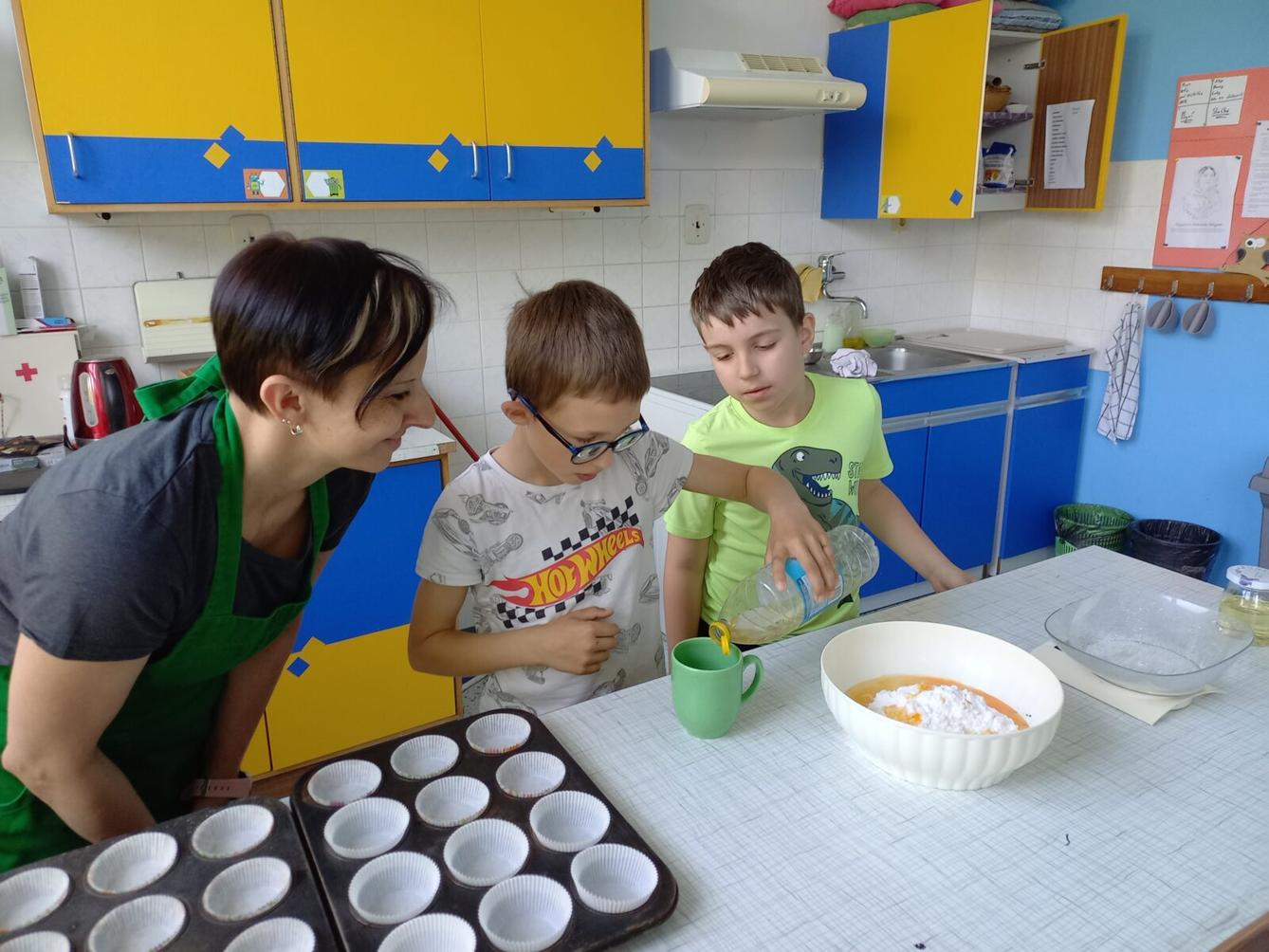 Prvňáčci pečou pro maminky - 11