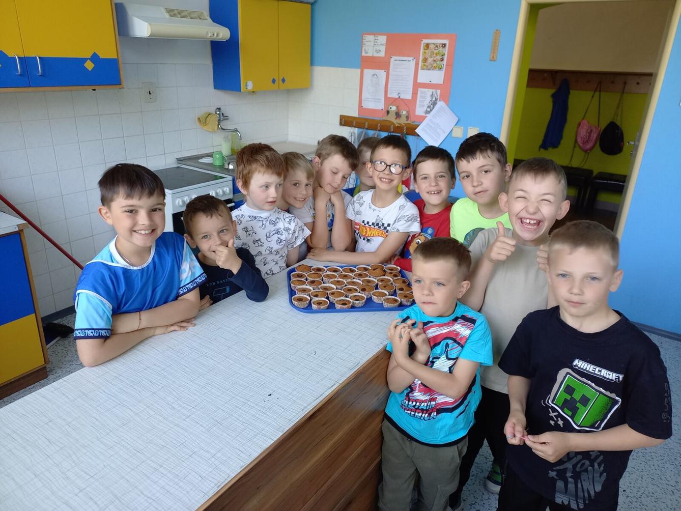 Prvňáčci pečou pro maminky - 13