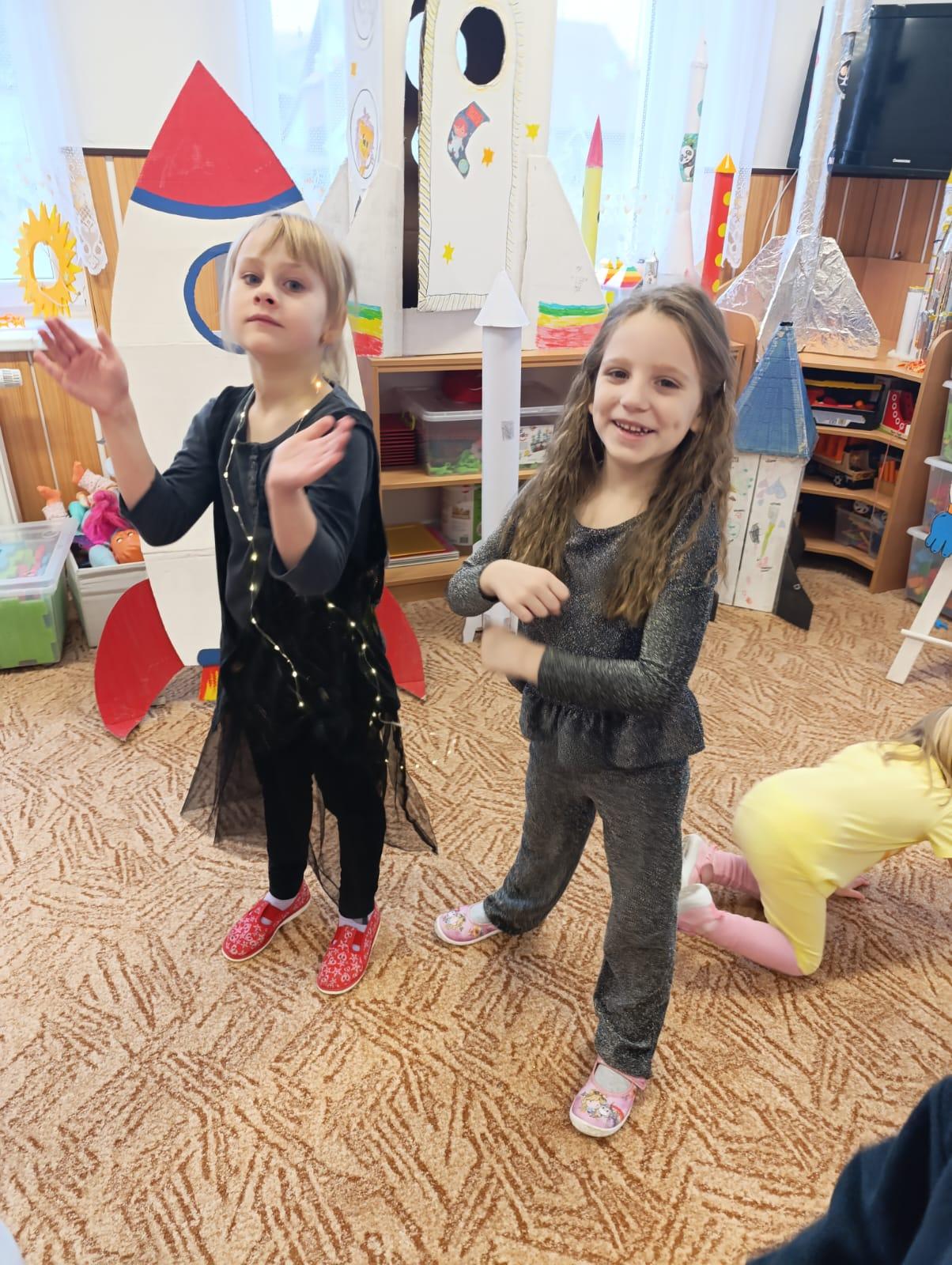 karneval na téma vesmír + přehlídka raket - 24