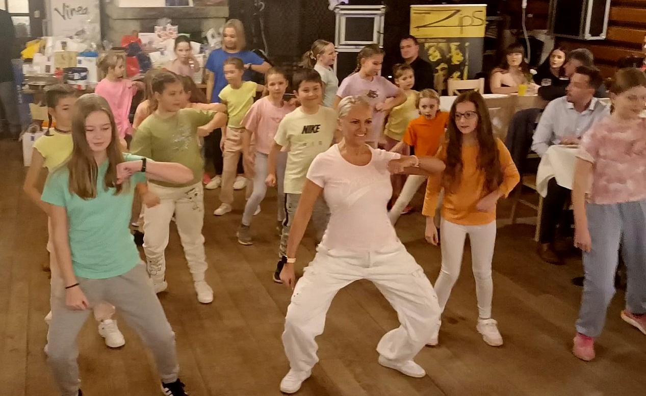 24. 2. Předtančení na plese SRPŠ - 5