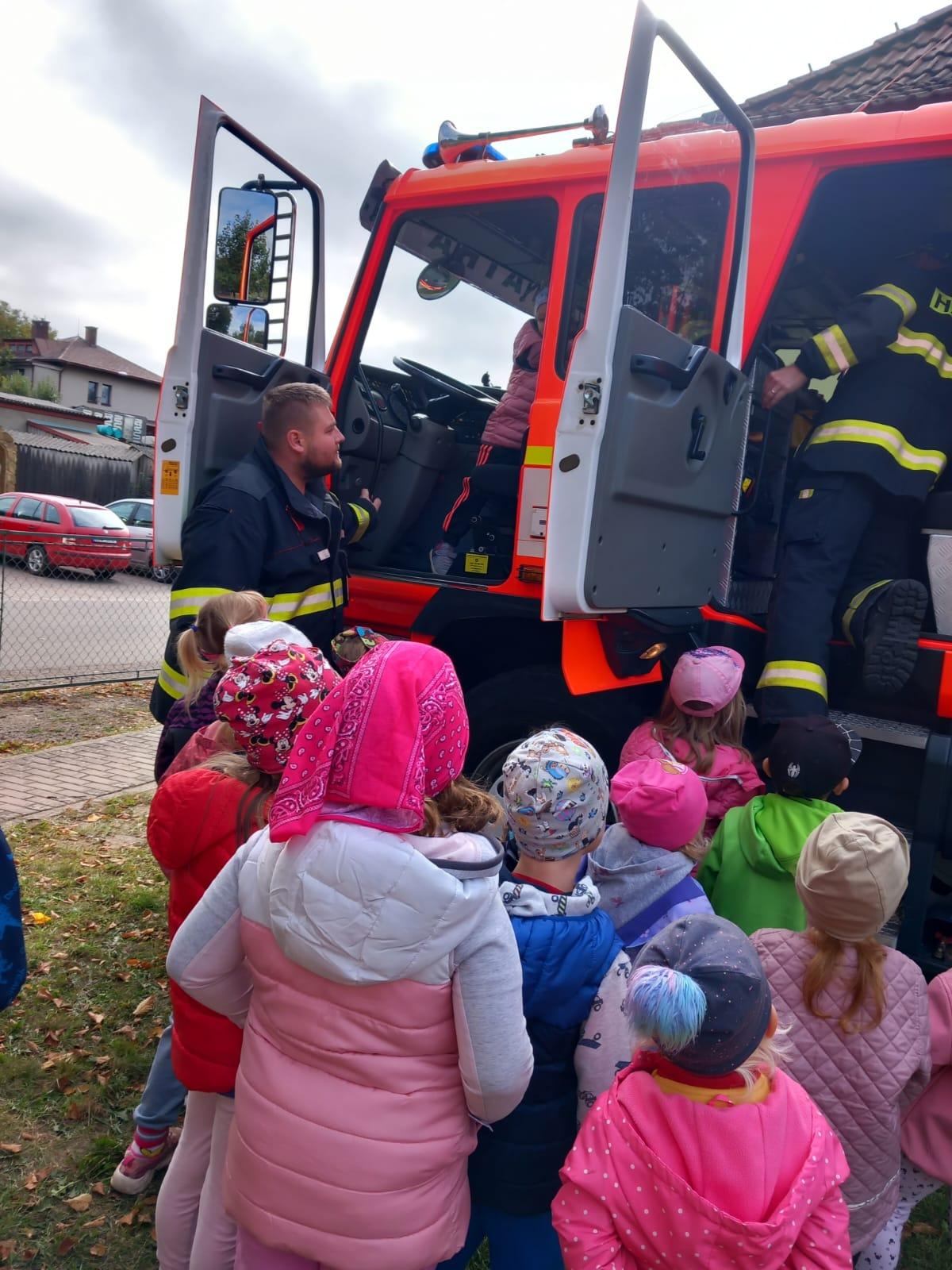 Návštěva dobrovolných hasičů v naší školce... - 21