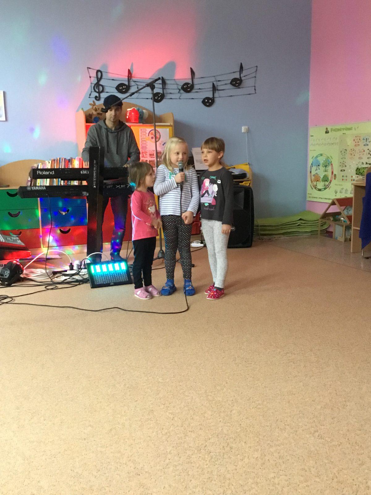 "RYTMICKÁ SHOW" v MŠ - 12