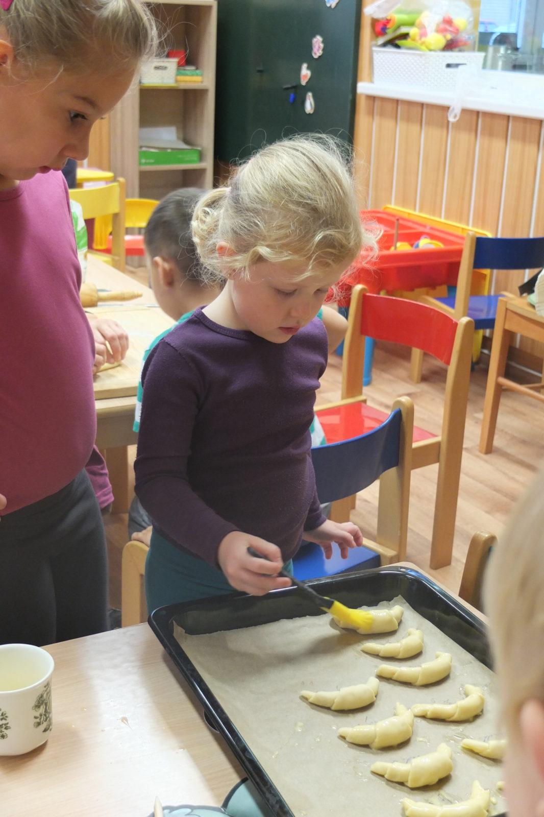 PEČENÍ SVATOMARTINSKÝCH ROHLÍČKŮ - 25