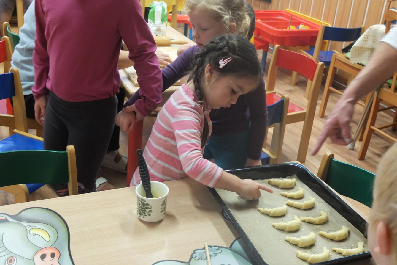 PEČENÍ SVATOMARTINSKÝCH ROHLÍČKŮ - 26