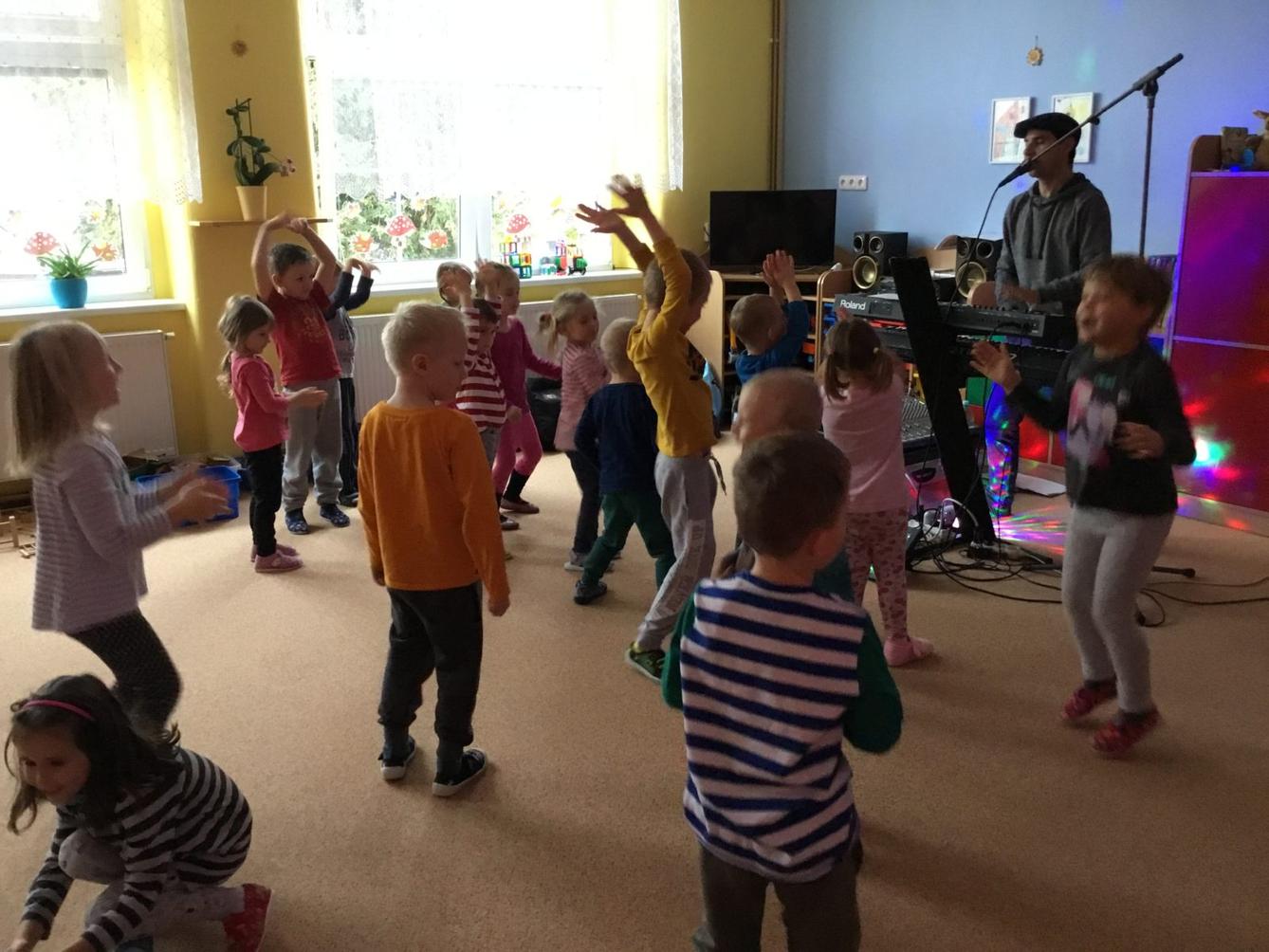 "RYTMICKÁ SHOW" v MŠ - 19