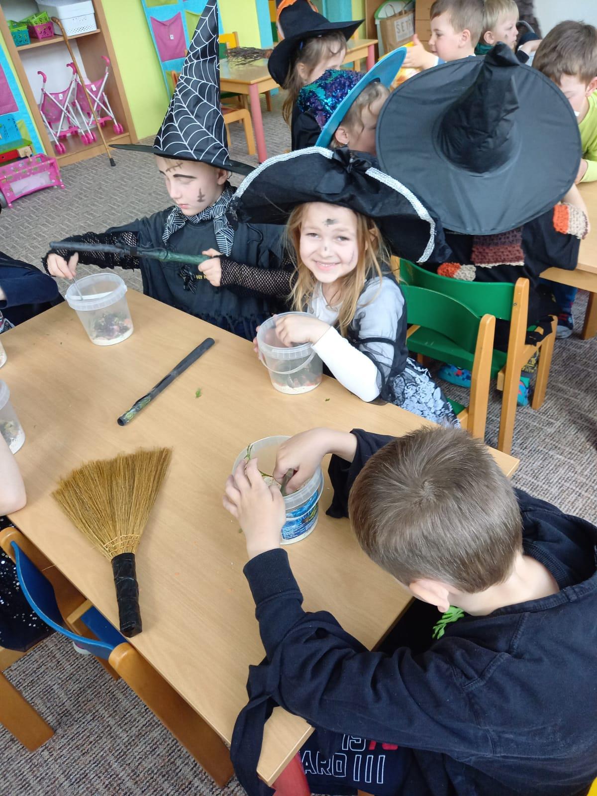 Čarodějnický rej v MŠ :-) - 27