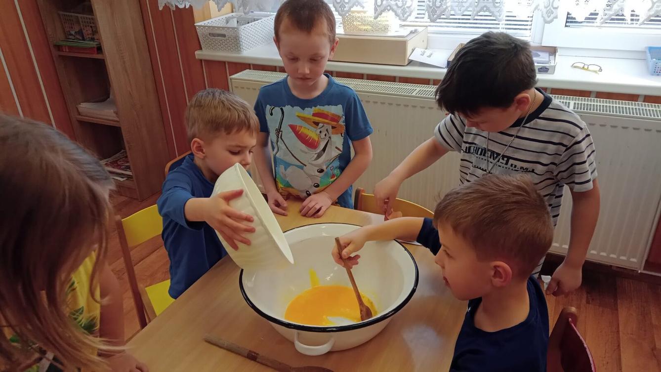 Pohádka o Červené Karkulce aneb jak jsme pekli bábovku... - 16