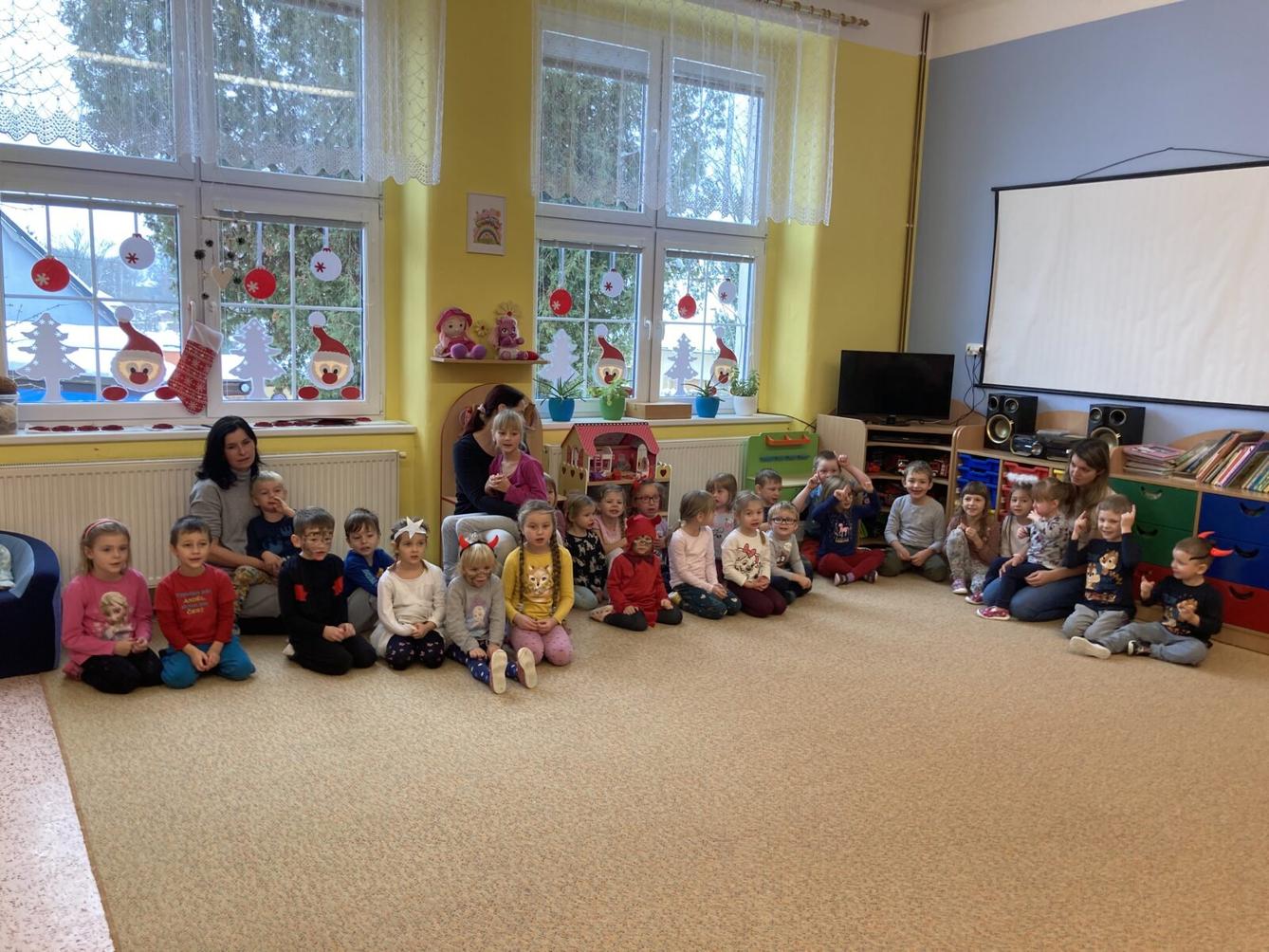 Návštěva MIKULÁŠE a ČERTÍKA ve školce :-) - 1