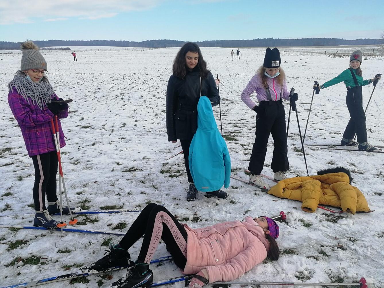 Mladší dívky na běžkách - 3