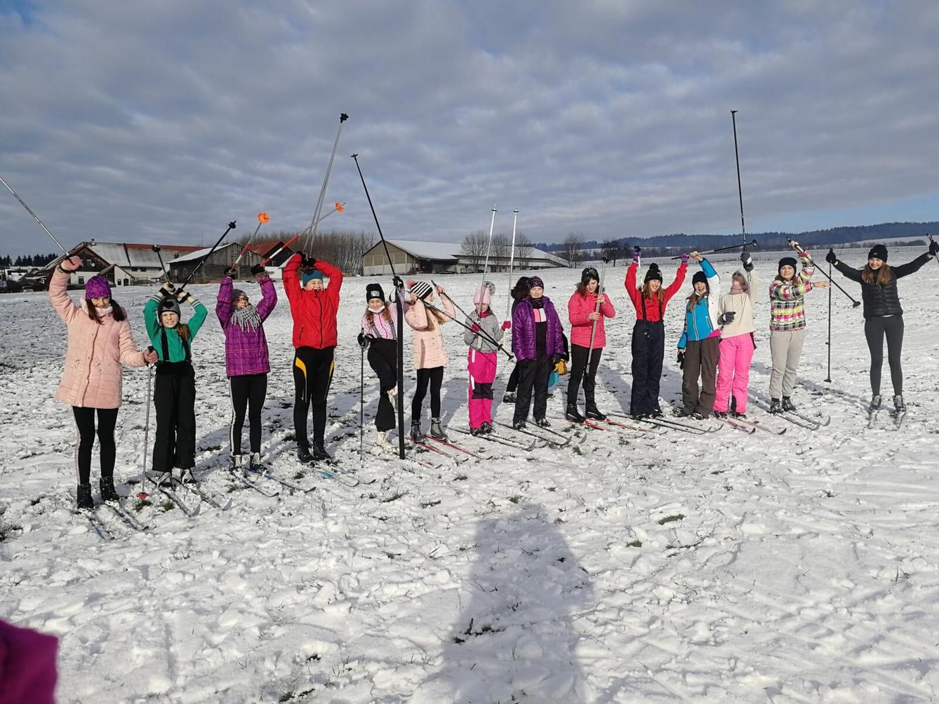 Mladší dívky na běžkách - 8