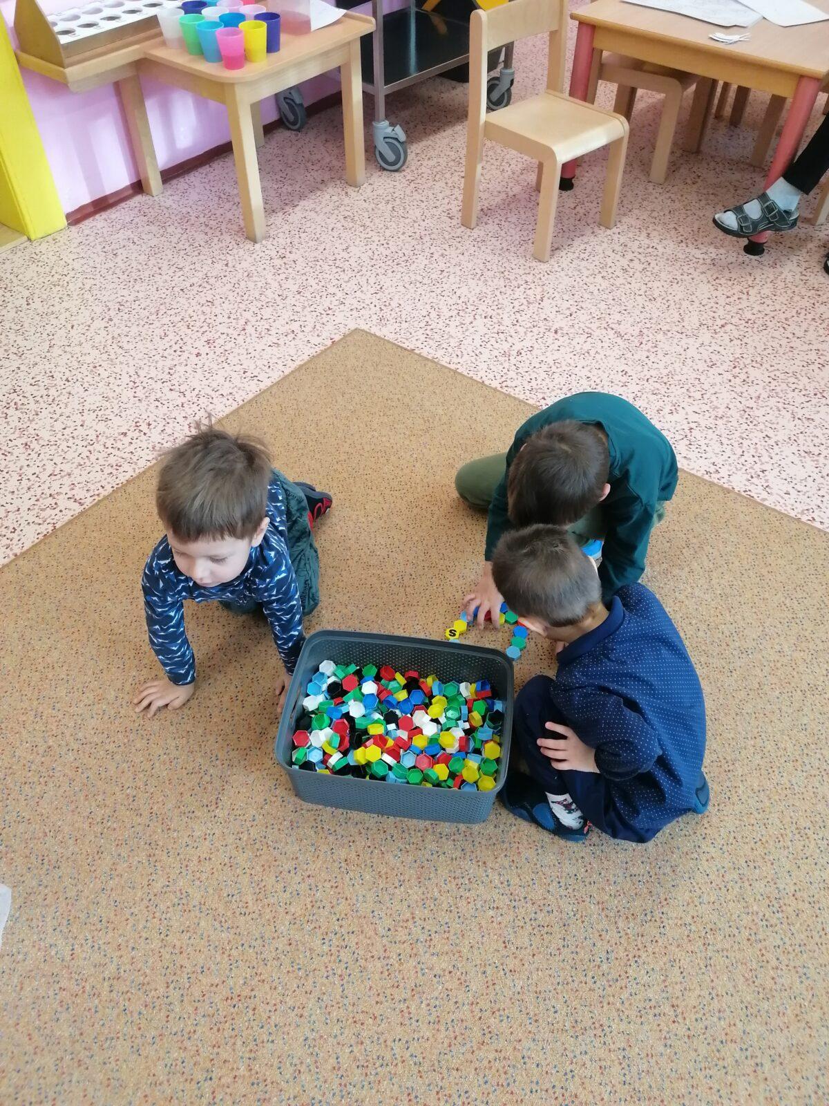 společná práce- "Zvířátka a ptáčci v zimě" :-) - 12