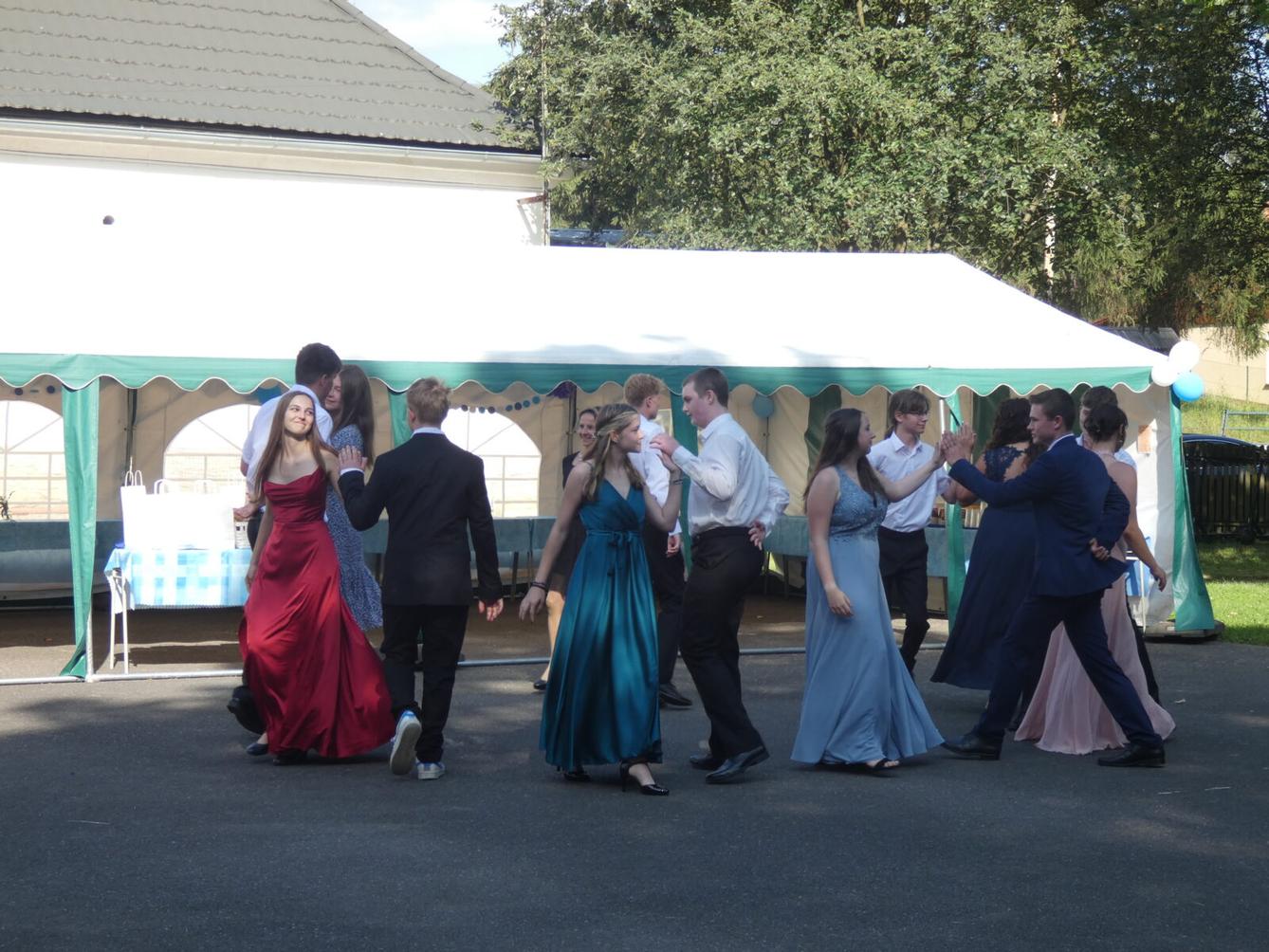 Loučení s deváťáky - zahradní slavnost - 4