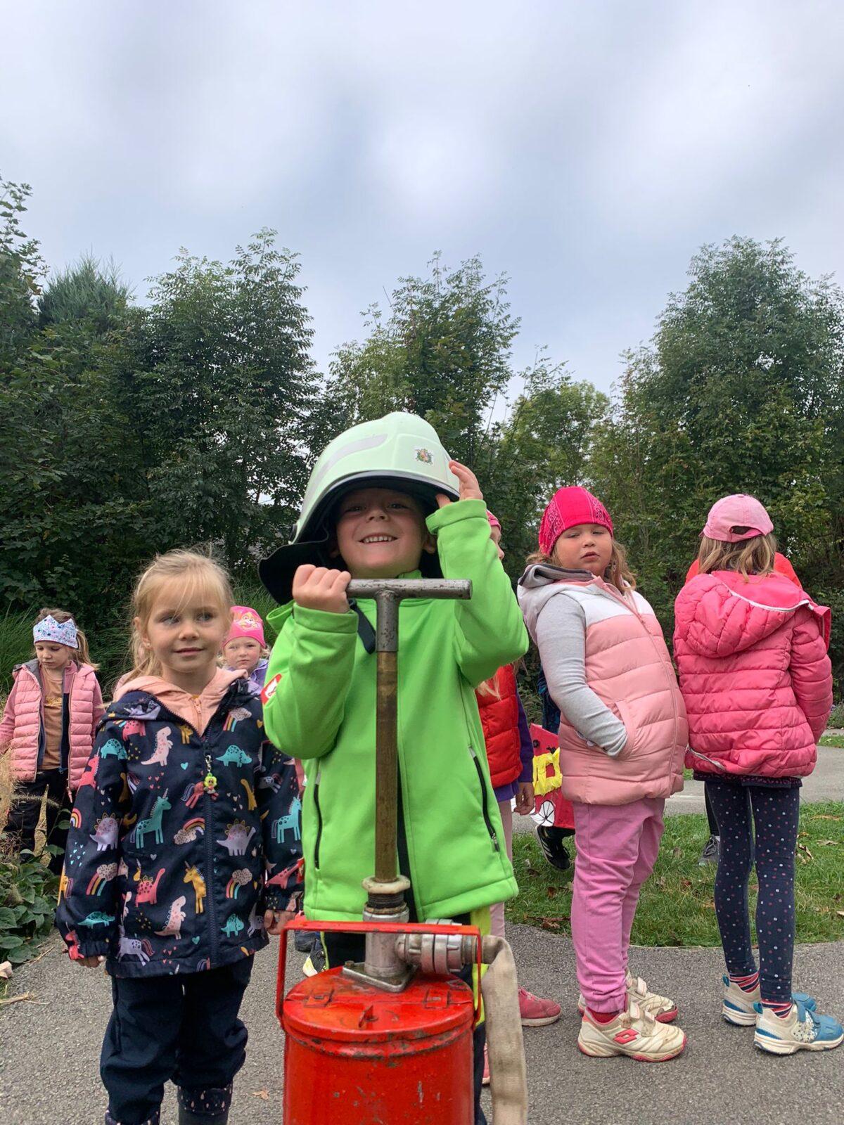 Návštěva dobrovolných hasičů v naší školce... - 35